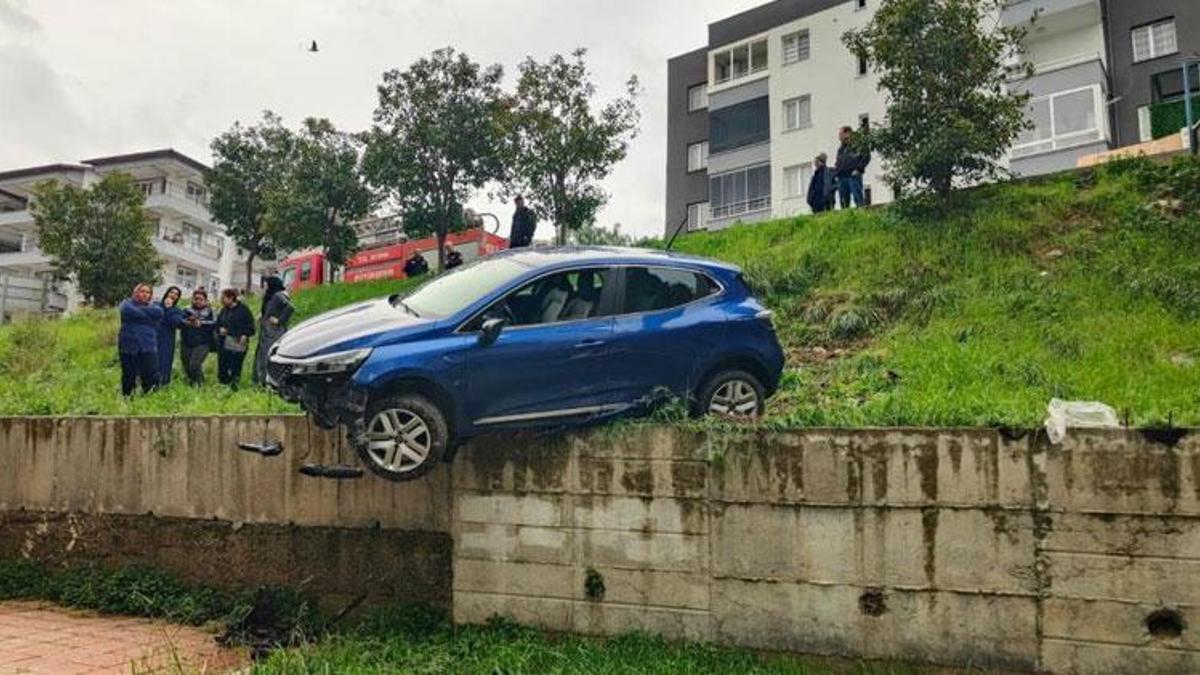 Kuşadası'nda fren yerine gaza basınca, sitenin bahçesine yuvarlandı
