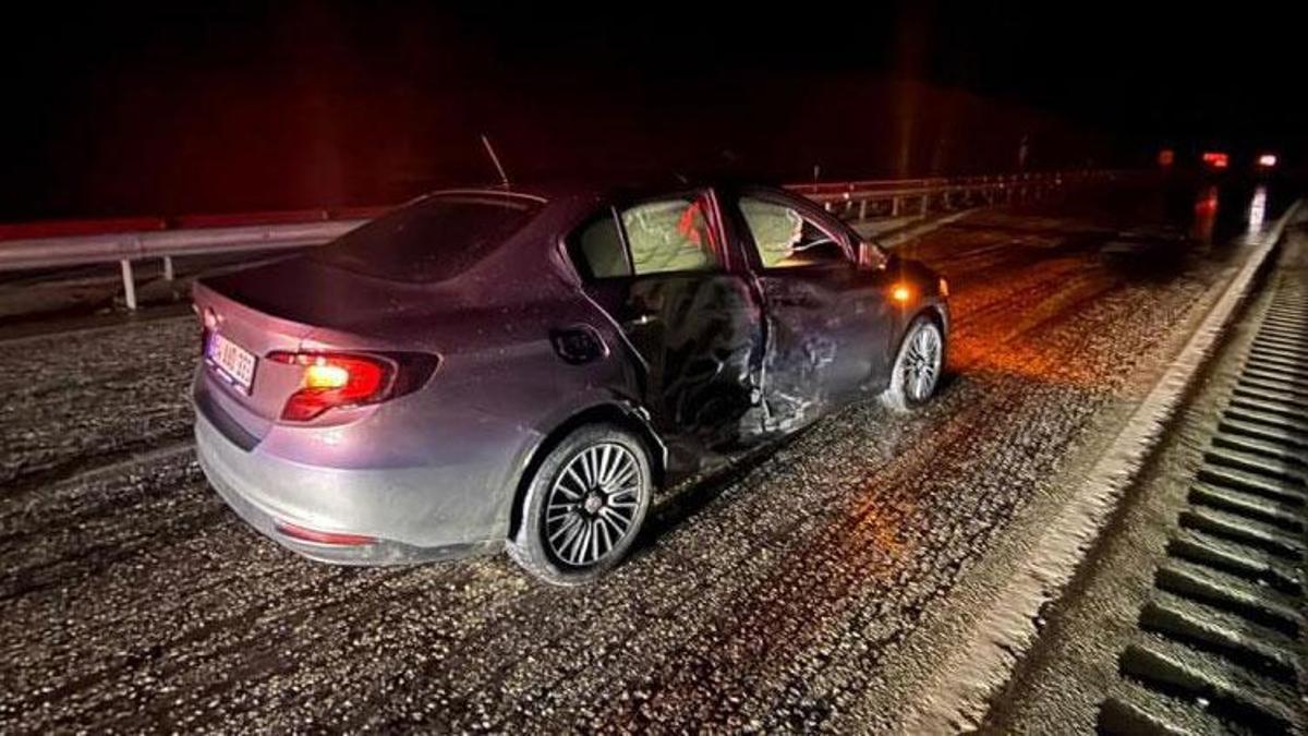 Kayganlaşan yolda önce refüje ardından bariyerlere çarptı: 2 yaralı