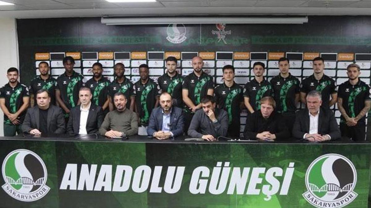 Sakaryaspor transferin son gününde 13 futbolcuya birden imza attırdı