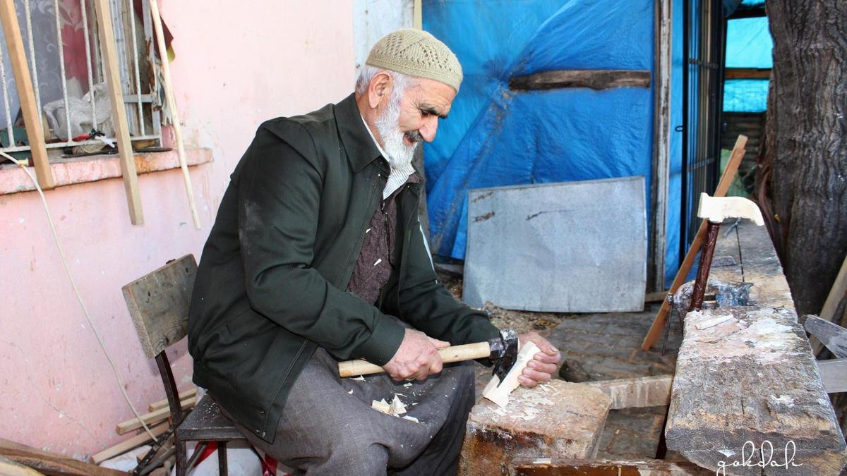 Yolun karşısına geçerken TIR’ın çarptığı yaya öldü; aynı yolda eşine de otomobil çarpmış /Ek fotoğraf