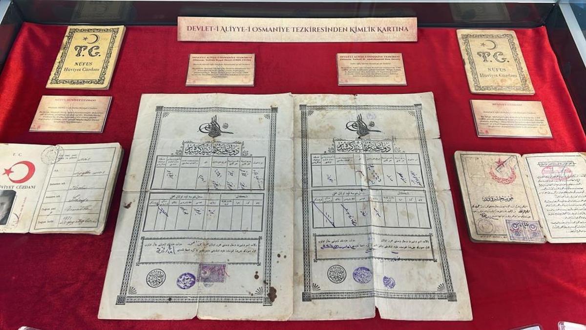 Bayburt'ta 150 yıllık sır arşivden çıktı! Cumhuriyet’in ilk kayıtları ve Osmanlı mühürleri bir arada! Nüfus müdürlüğü girişi adeta müzeye dönüştü