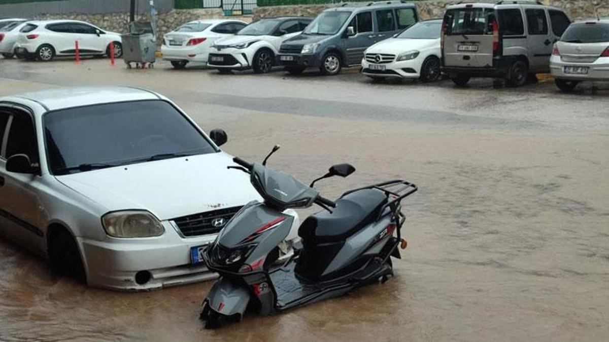 Yayladağı’nda sağanak sele neden oldu, yollar göle döndü