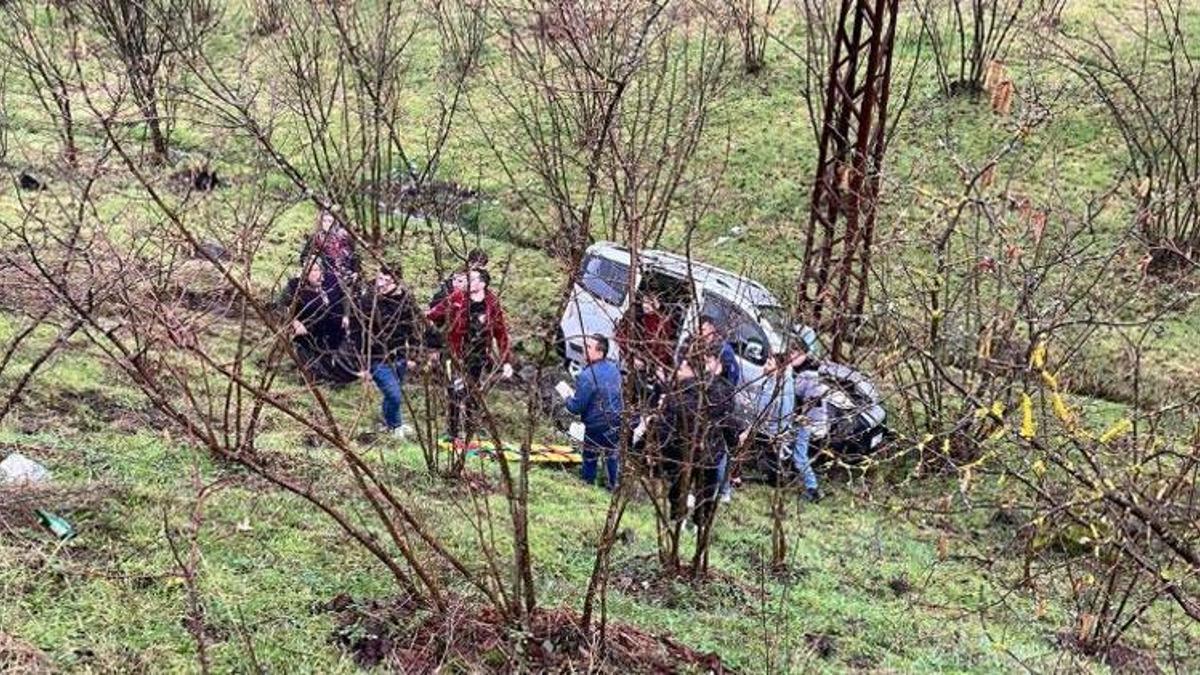 Ereğli'de üç araç birbirine girdi; 1'i şarampole yuvarlandı