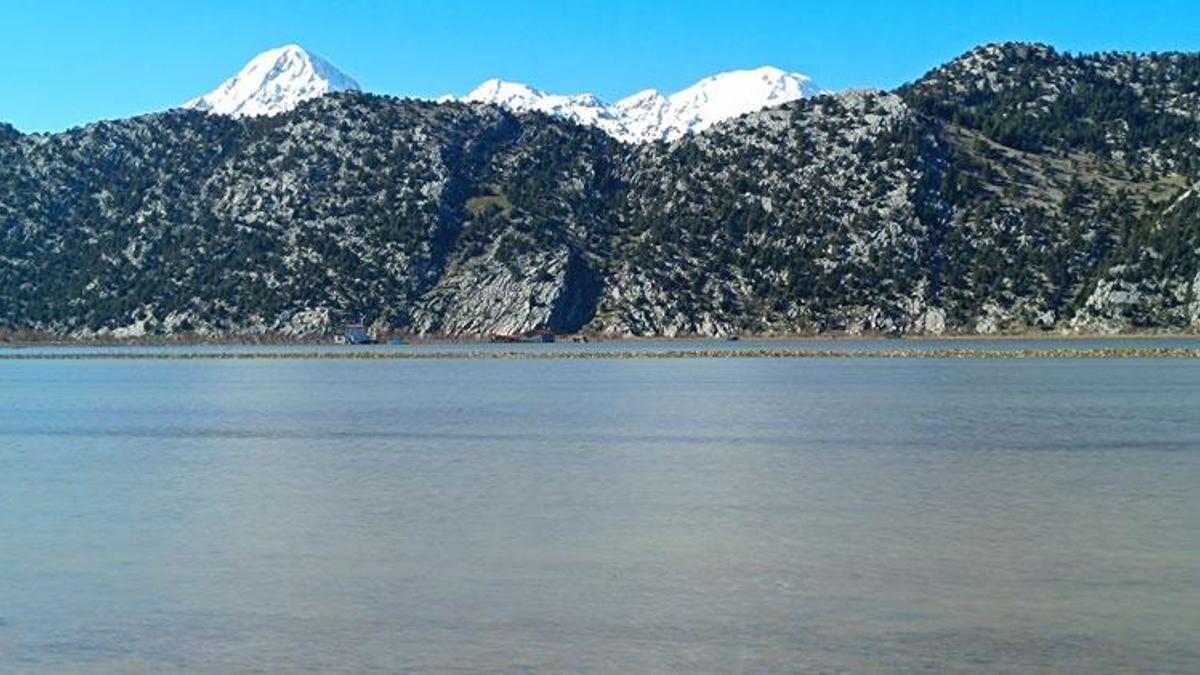 Konya'nın Derebucak ilçesindeki Gembos Ovası adeta göle döndü