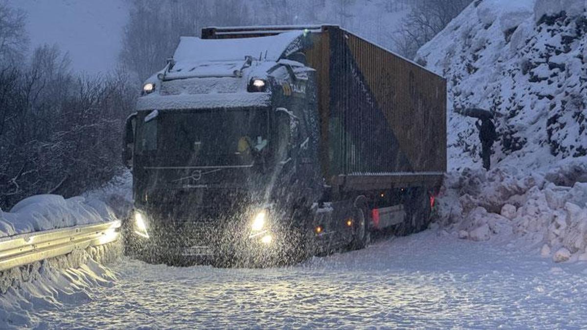 Diyarbakır-Bingöl karayolu tır trafiğine kapandı