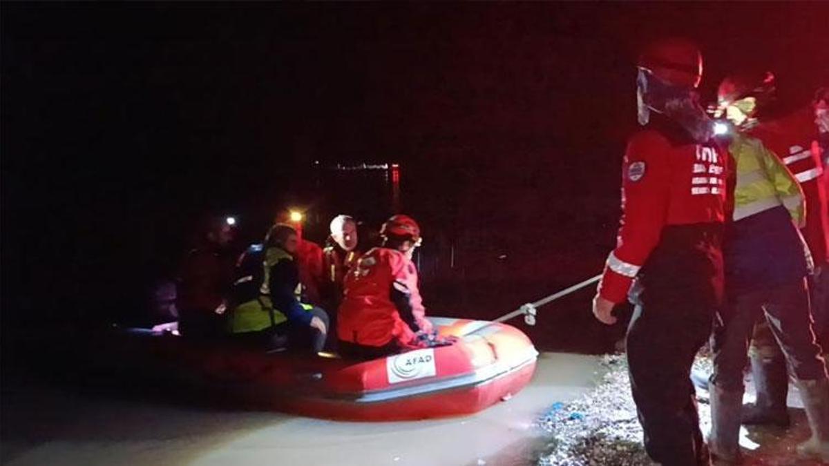 Edirne’de Meriç Nehri kıyısında mahsur kalan 2 işçi kurtarıldı