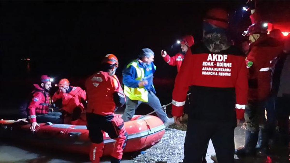 Edirne'de sedde üstünde mahsur kalan iki işçi kurtarıldı
