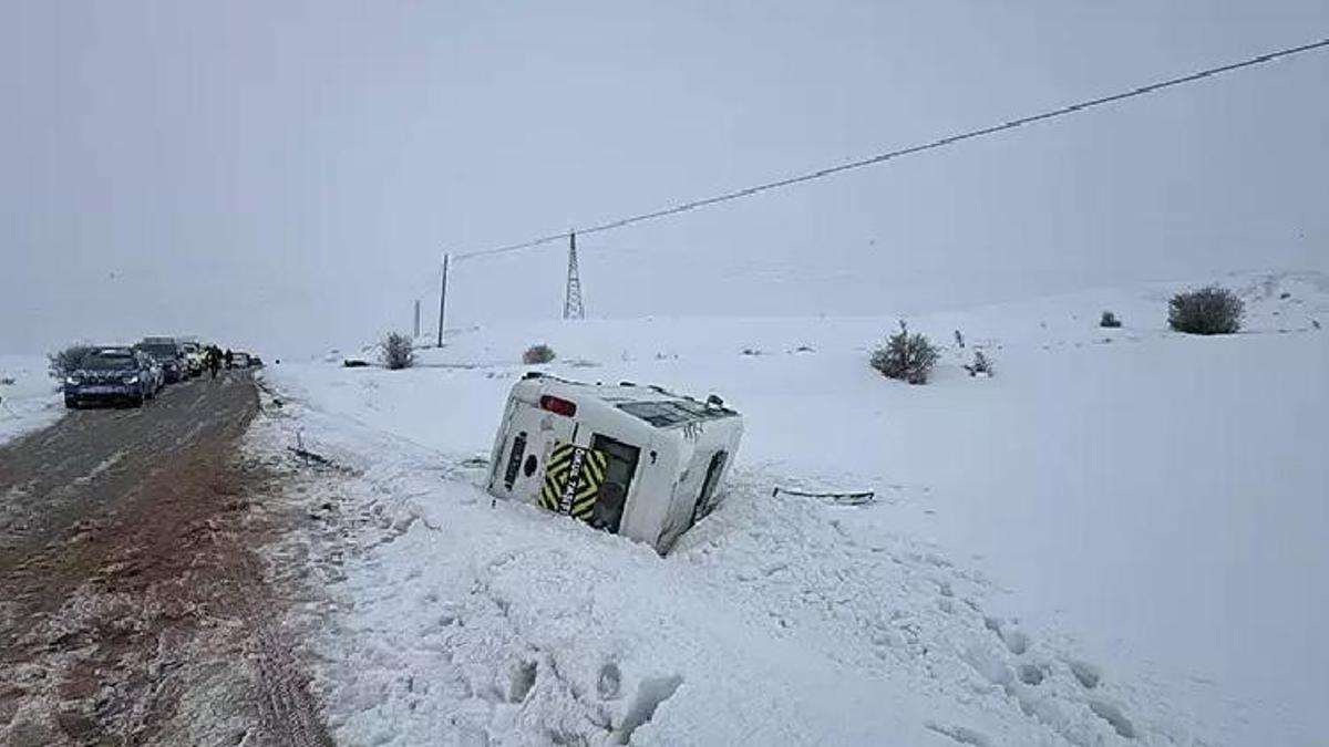 Sivas’ın Yıldızeli ilçesinde öğrenci minibüsü şarampole devrildi; yaralılar var