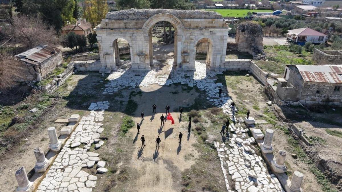 Adana'da zeybek günü: Öğrenciler antik kentte buluştu