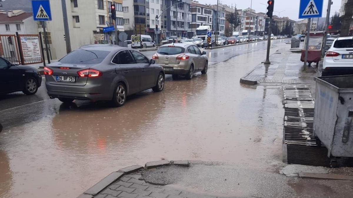 Eskişehir'de kuvvetli sağanak zor anlar yaşattı! Caddeler göle döndü