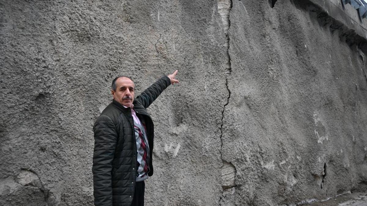 Eskişehirlileri endişelendiren görüntü! Alt geçit beton bloklarından ayrıldı