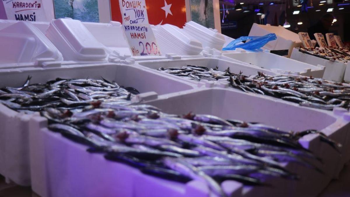 Hamsi tezgahlardaki tahtına yeniden oturdu! Fiyatlar yükselmeden vatandaşlar kapış kapış aldı