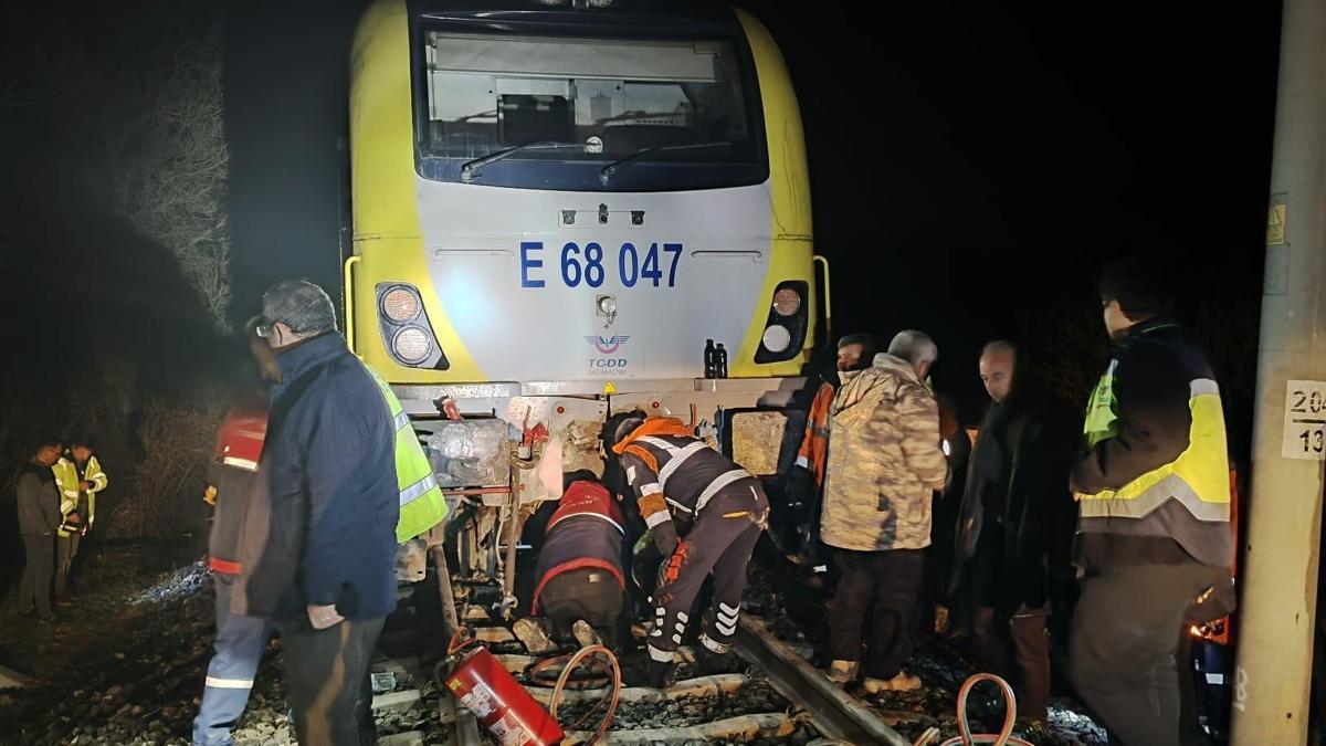 Balıkesir'de yolcu treni düşen kaya nedeniyle raydan çıktı