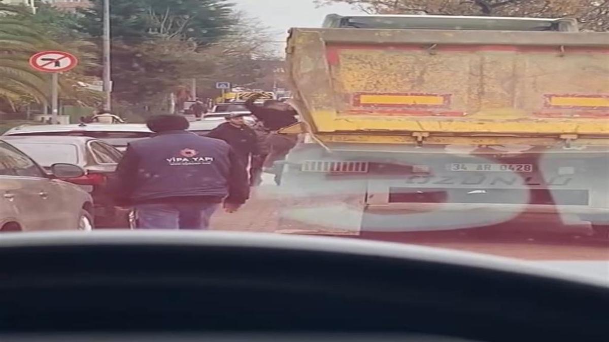 Caddede bıçaklı kavga: İstanbul'da sinirler gerildi