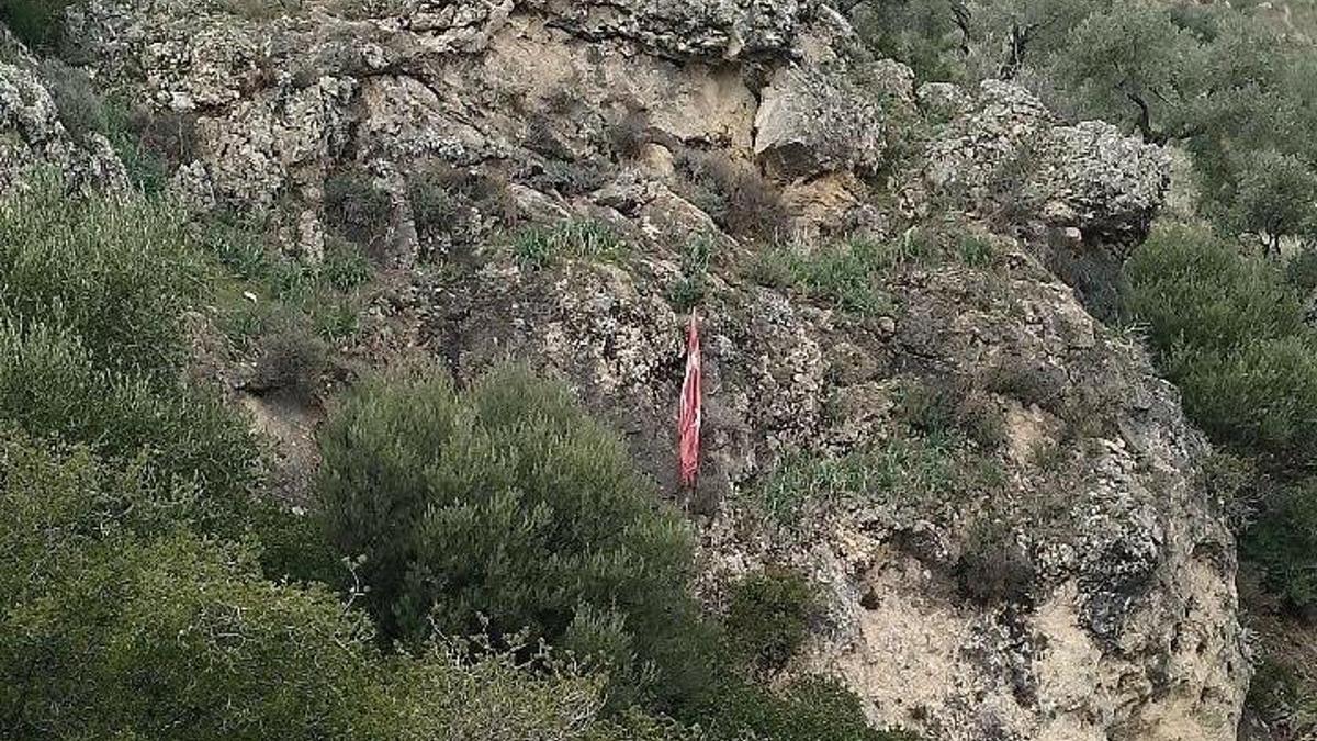 Kayalıklara takılan Türk bayrağını tereddüt etmeden kurtardı