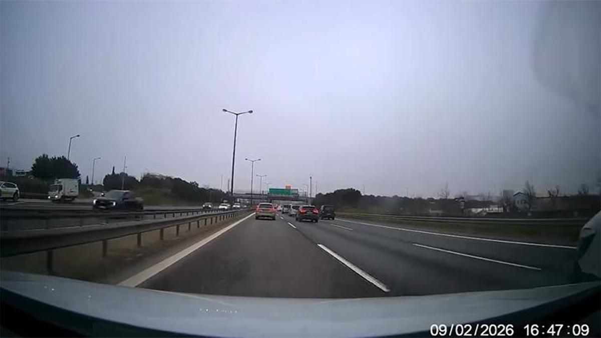 Sancaktepe TEM Otoyolu’nda kamyonet polis aracına çarptı