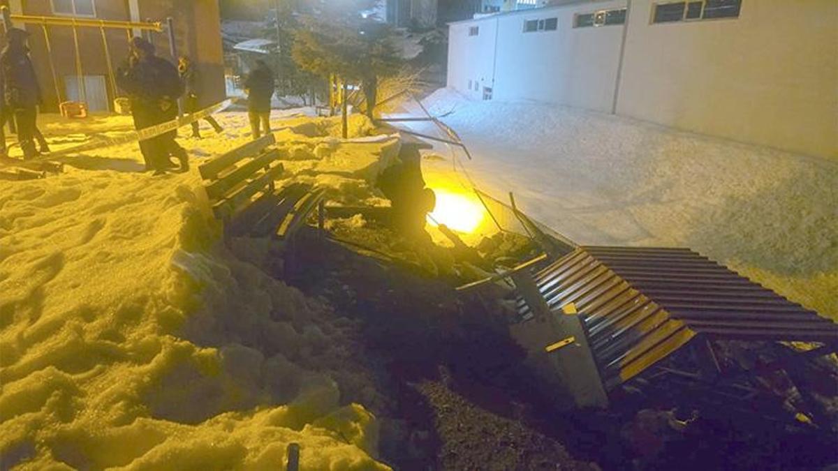 Hakkari’de istinat duvarı çöktü! Mahalleli panik oldu