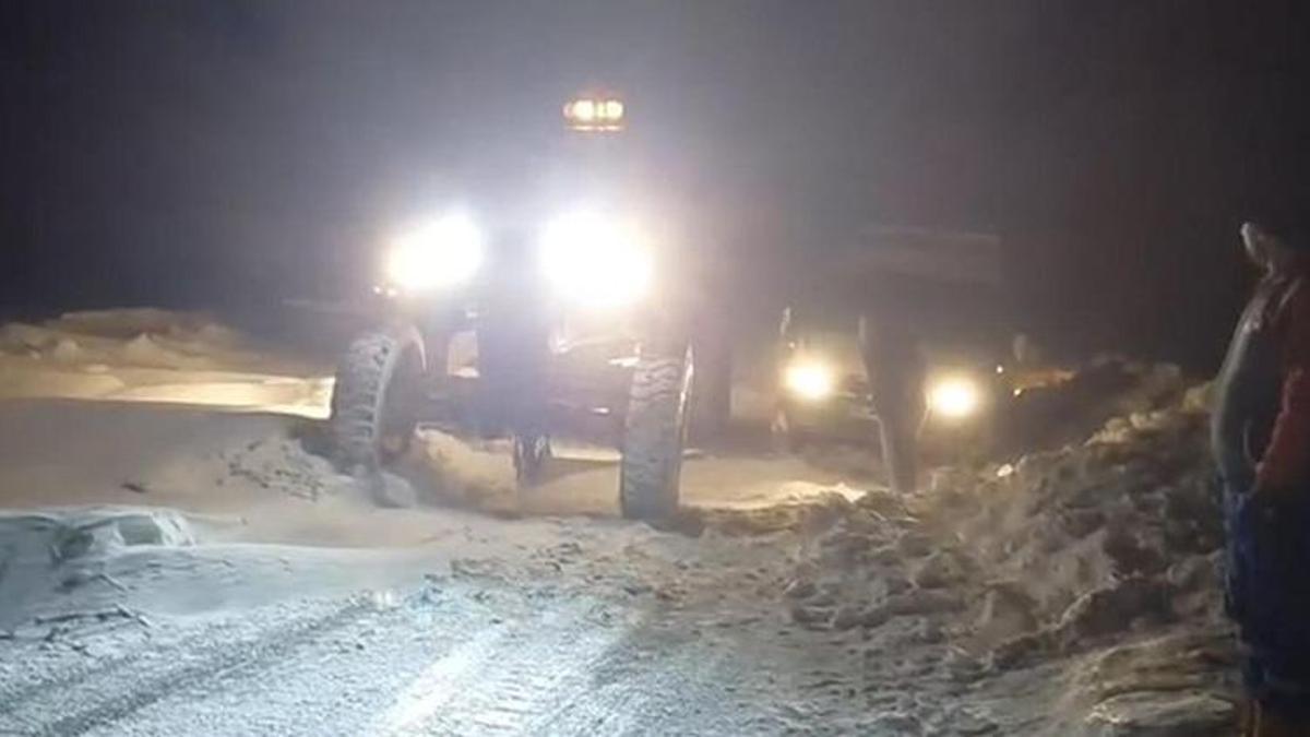 Kars'ta tipiye yakalanıp mahsur kalan 30 kişi kurtarıldı! Ağrı'da eğitime kar engeli