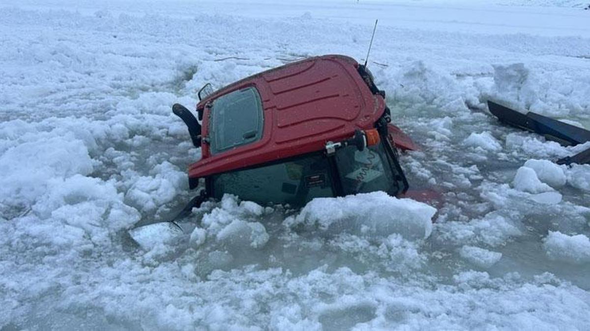 Ardahan'da Çıldır Gölü yüzeyindeki buz kırıldı, tr…