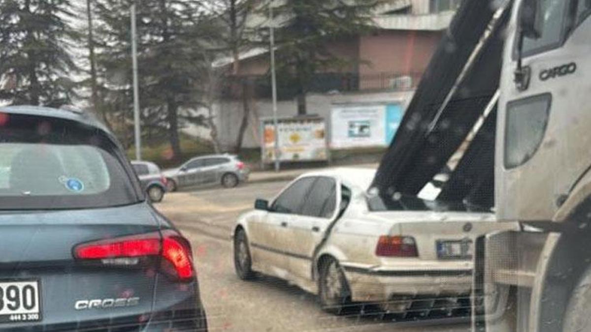 Eskişehir'de facia ucuz atlatıldı! Kamyondaki demirler önündeki araca ok gibi saplandı