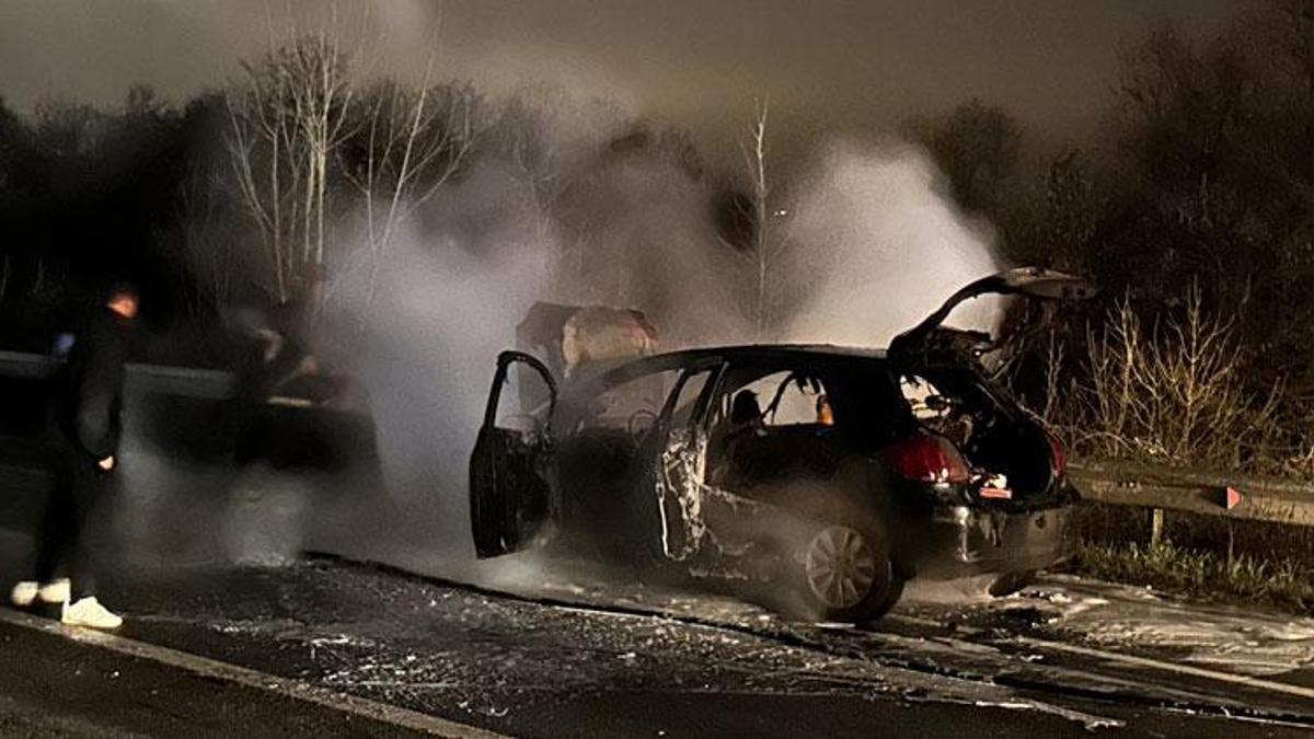 Akyazı'da yangın çıkan otomobil kullanılamaz hale geldi