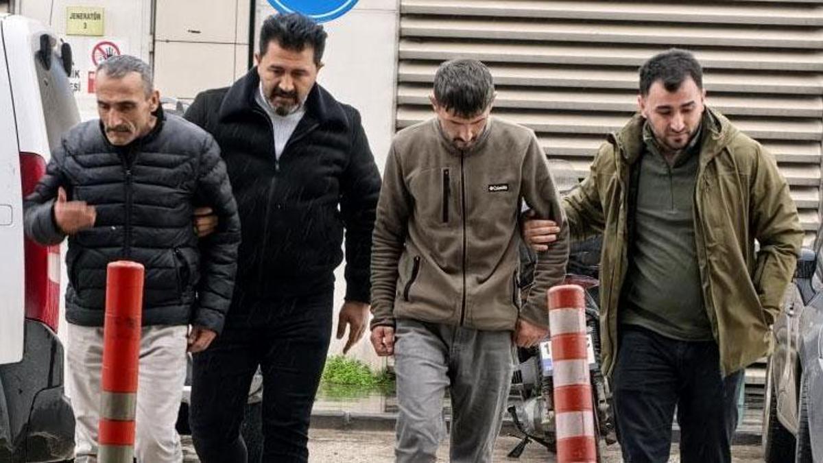 Fırça sapıyla arkadaşlarına dehşeti yaşattılar: 2 kişi tutuklandı