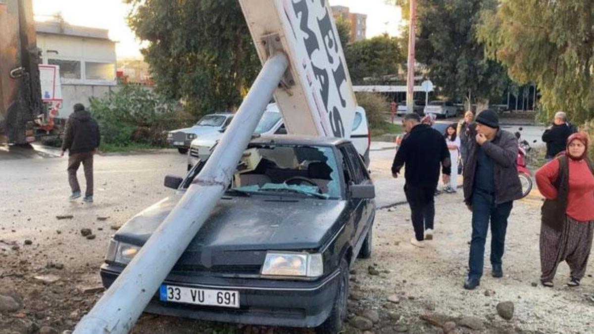 Mersin'de kamyonun çarptığı tabela otomobilin üzerine devrildi: 1 yaralı