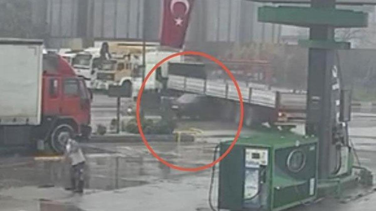 Manisa’da otomobil tırın altına ok gibi saplandı