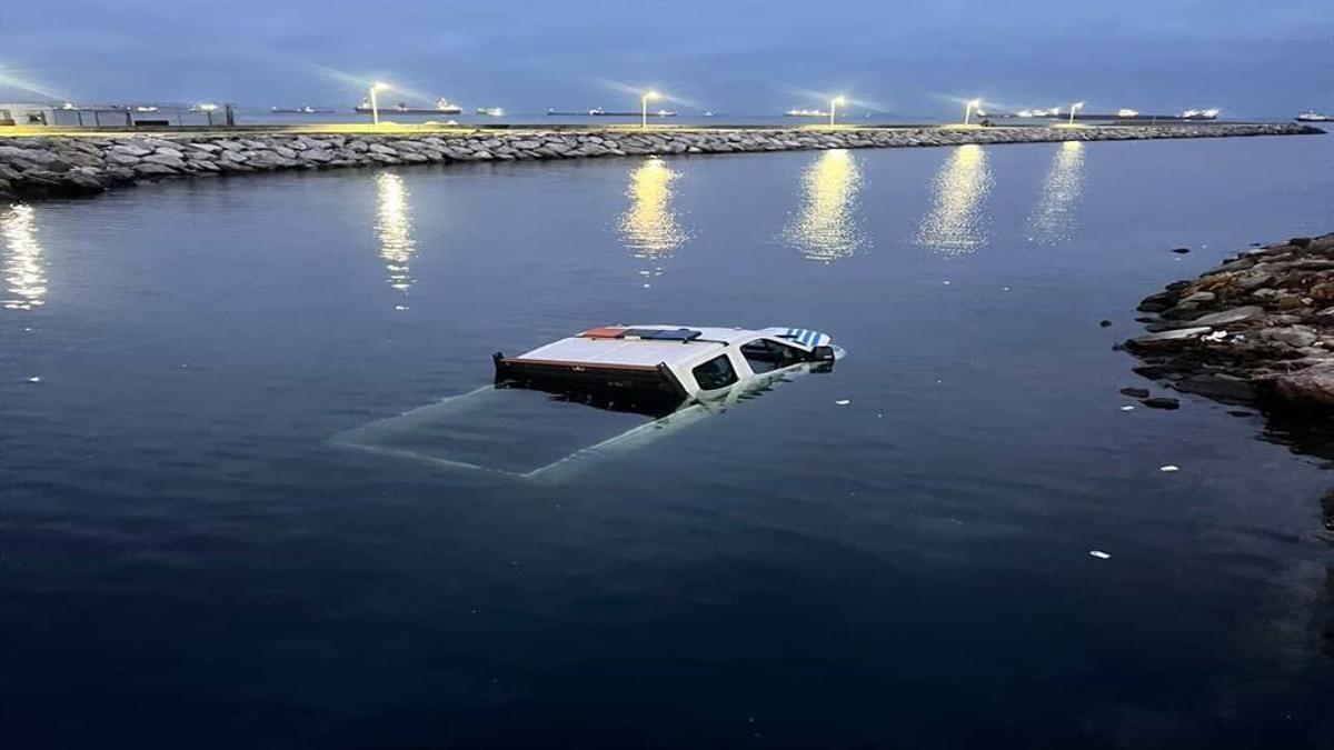 Zabıta aracı bariyeri aştı: Şoför ve personel yara almadan çıktı