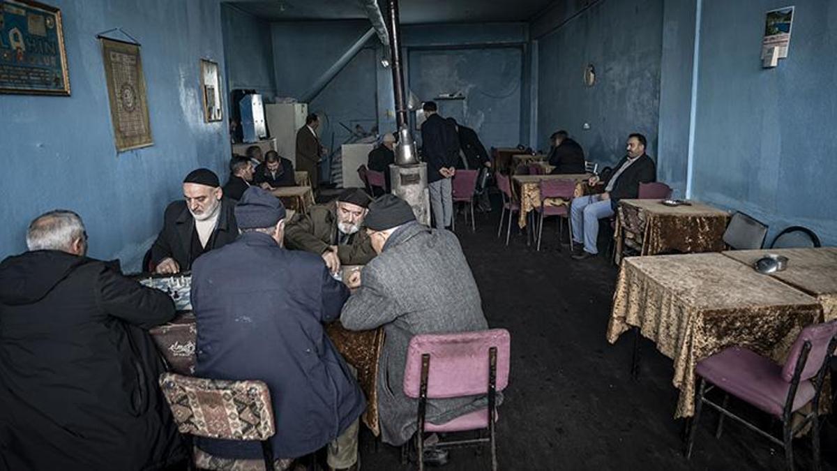 Erzurumluların örnek kahvehanesi! Mekanın müdavimlerini çay, sohbet ve satranç buluşturuyor