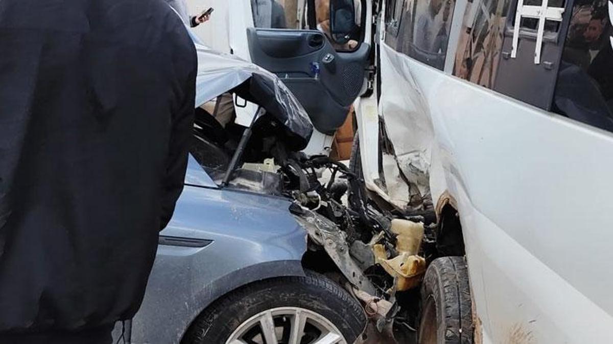 Reyhanlı'da öğrenci servisi ile otomobil çarpıştı: 15 yaralı