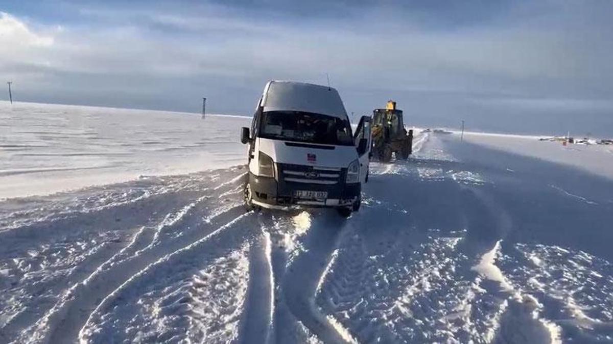 Kars’ın Borluk köyünde kara saplanan öğrenci servisi kurtarıldı