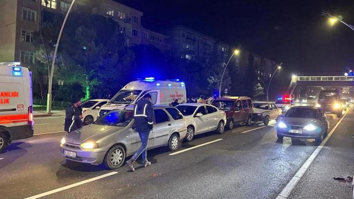 Uşak'ta meydana gelen 4 araçlı zincirleme kazada 6 kişi yaralandı