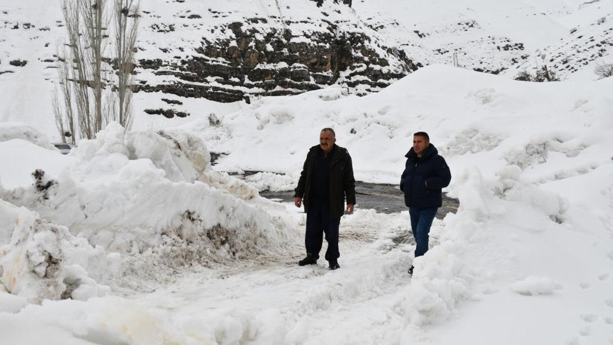 Çığ riski nedeniyle yollar 60 gündür kapalı