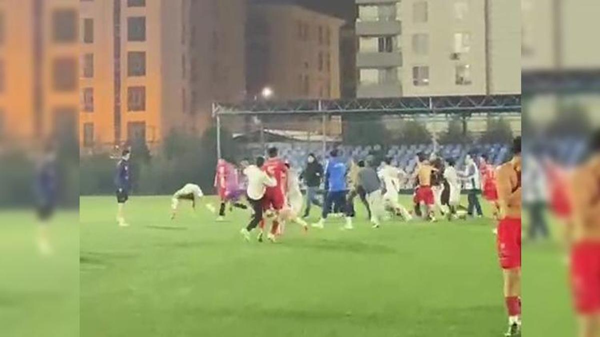 Adana'da maç sonu skandal kavga! Futbolcular birbirine girdi