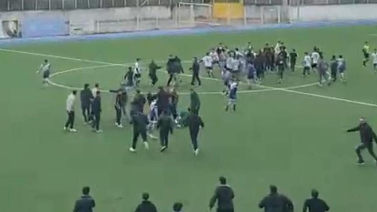 Adana'da iki takım futbolcuları birbirine girdi!