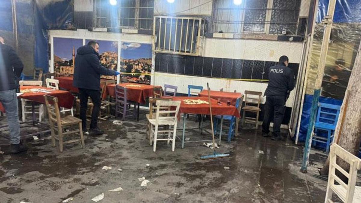 Birecik'te bir kıraathanede bıçaklı saldırıya uğrayan amca ve yeğeni yaralandı