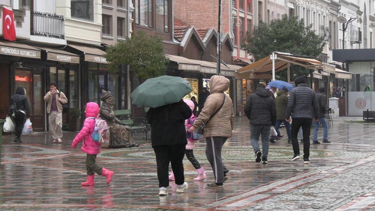 Edirne'de yağmur etkili oldu, vatandaşlar keyfini çıkardı