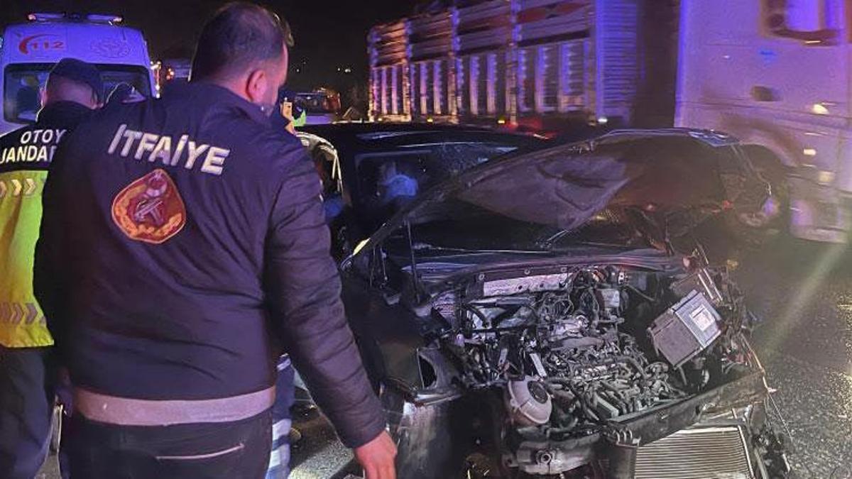Düziçi’de bariyerlere çarpan otomobil hurdaya döndü: 3 yaralı