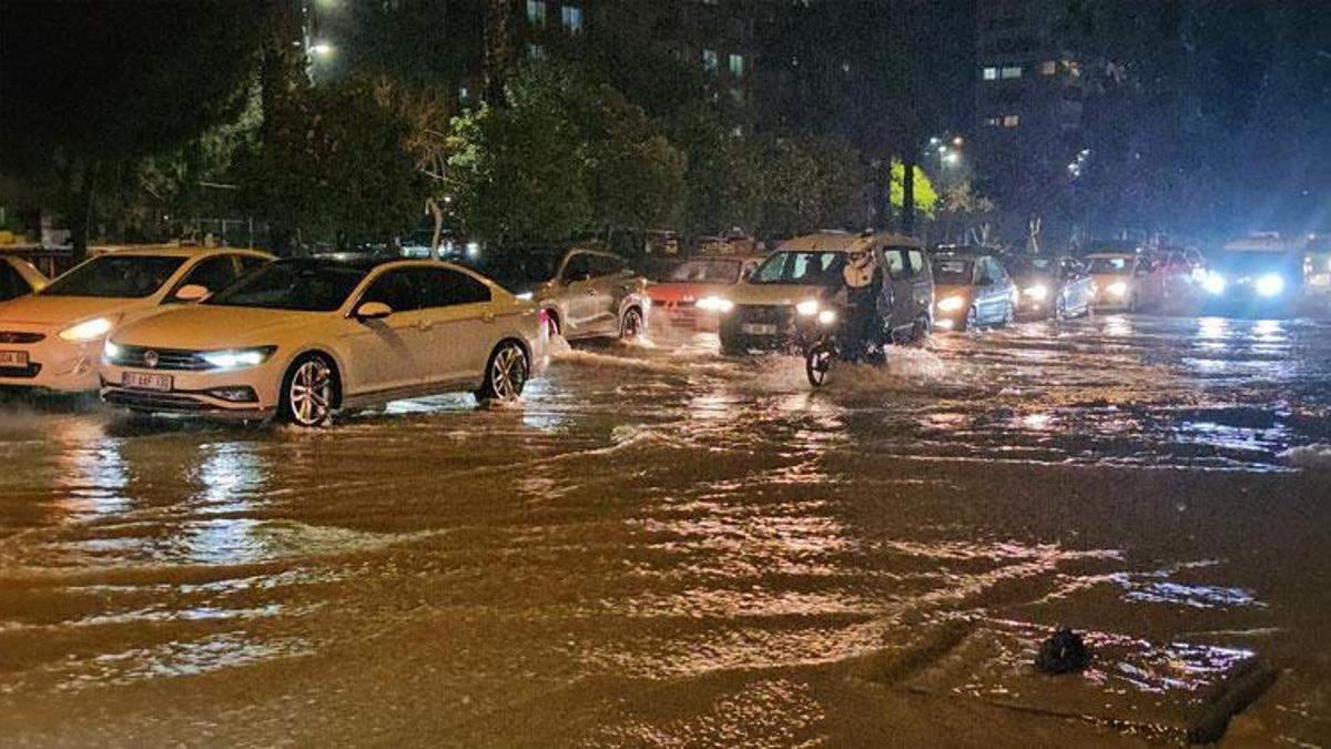 Adana'da sağanak yağış nedeniyle yollar göle döndü