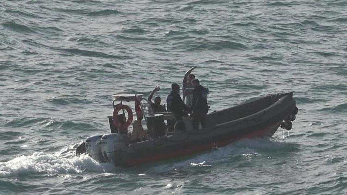 Antalya'da dalgalarla boğuşan 2 kişiyi deniz polisi kurtardı