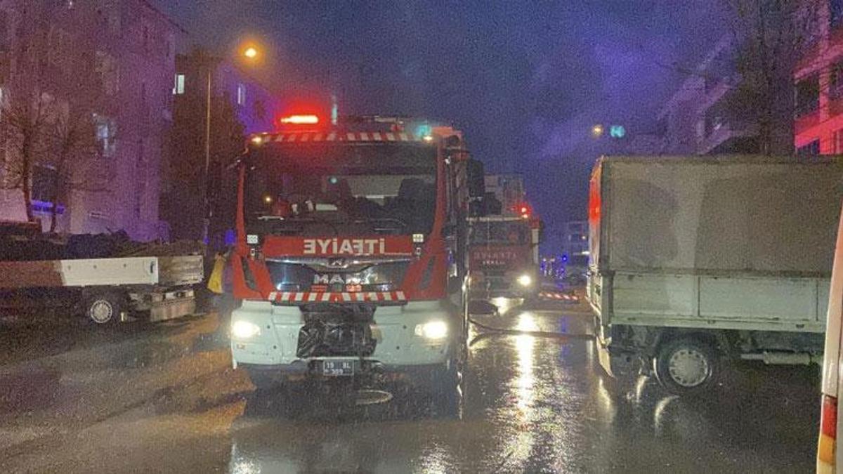 Apartmanda yangın çıktı mahsur kalan aileyi itfaiye kurtardı