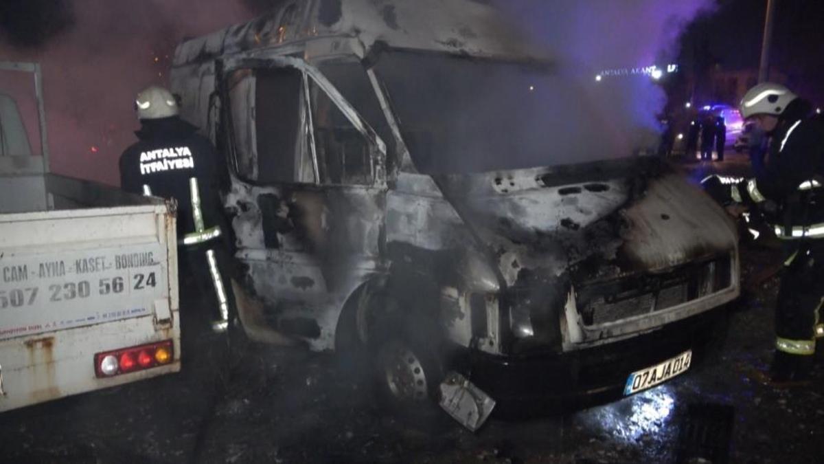 Benzin döktü, hem annesinin hem de kız arkadaşının aracını yaktı