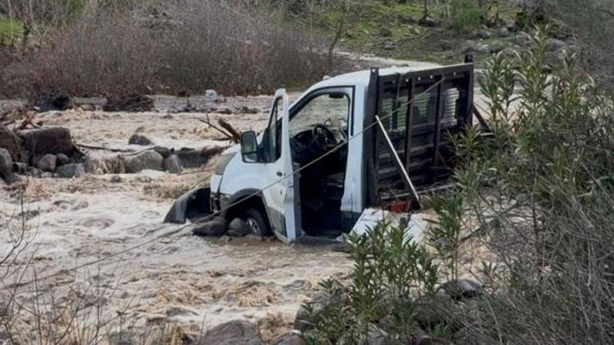 Derede mahsur kalan kamyonetteki 3 kişi kurtarıldı