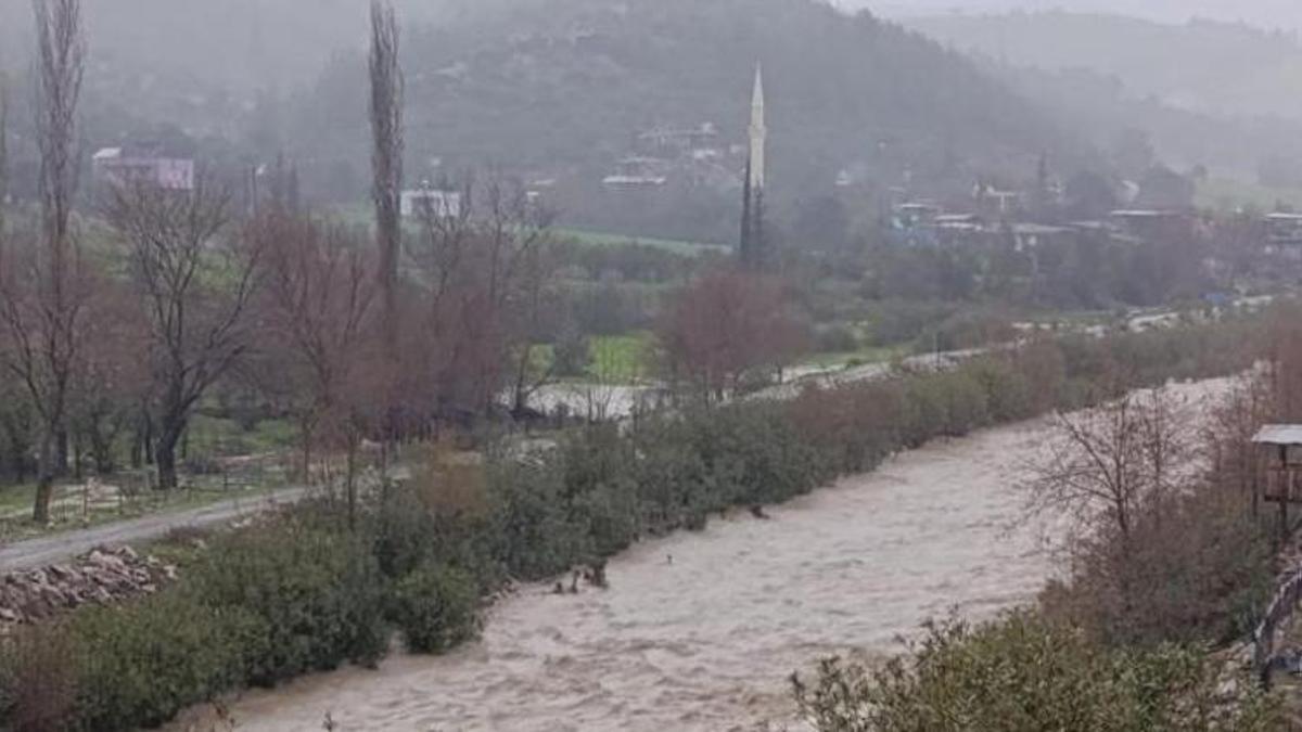 Adana’da birden bastırdı, kabusa döndü! Kozan, Feke ve Saimbeyli'de yollar kapandı