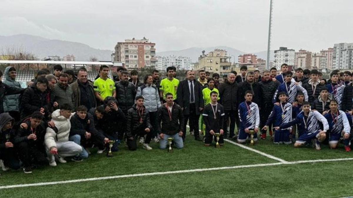 Kozan'da liselilerin kavga çıkan maçında centilmenlik kazandı
