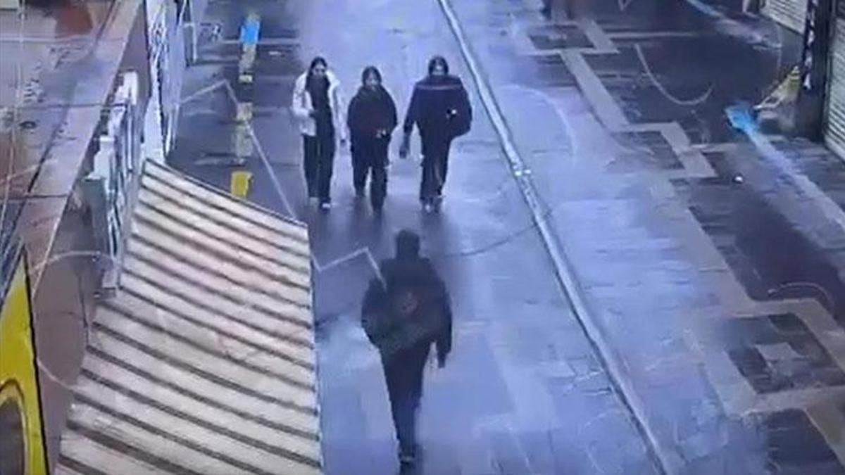 'Birini bıçaklamam lazım' diyerek evden çıkıp dehşet saçtı! 16 yaşındaki kız çocuğunu bıçakladığı anların görüntüleri ortaya çıktı