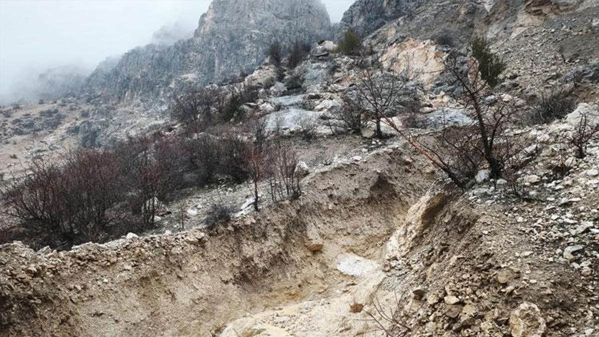 Adıyaman Tut'ta heyelan riski nedeniyle 2 ev tahliye edildi
