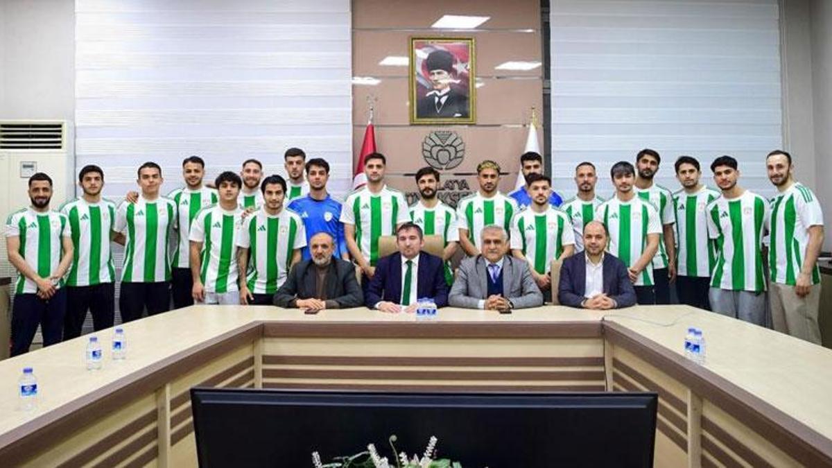 Malatya Yeşilyurtspor transfer edilen futbolcular için toplu imza töreni düzenledi
