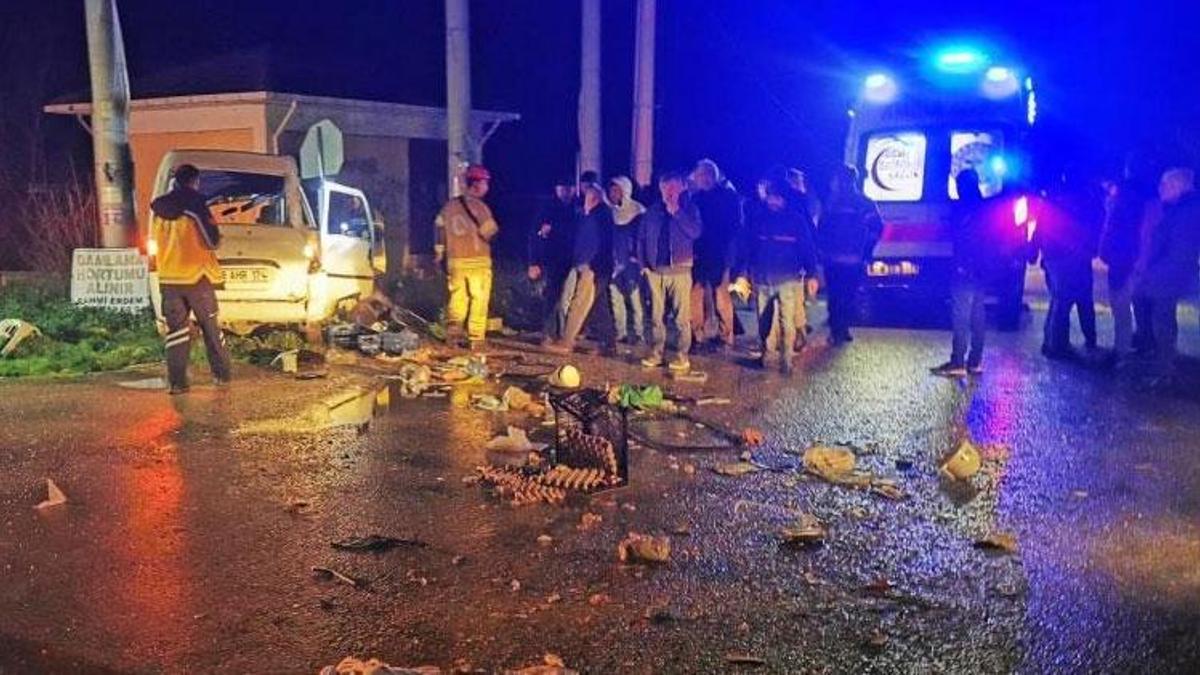 Karacabey'de kamyonet ile otomobil çarpıştı 2 kişi yaralandı